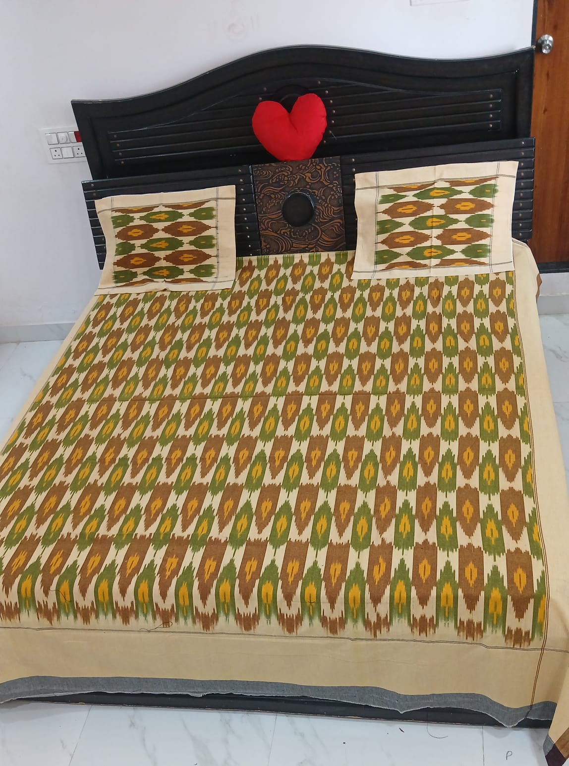 Warp ikkat bed sheets (90*108 2/40s bedsheet with pillow) - NV515