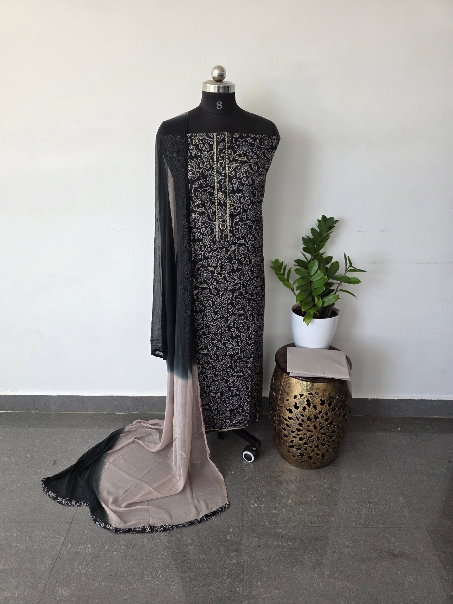 Capsule set with chiffon shawl - black with gray bottom