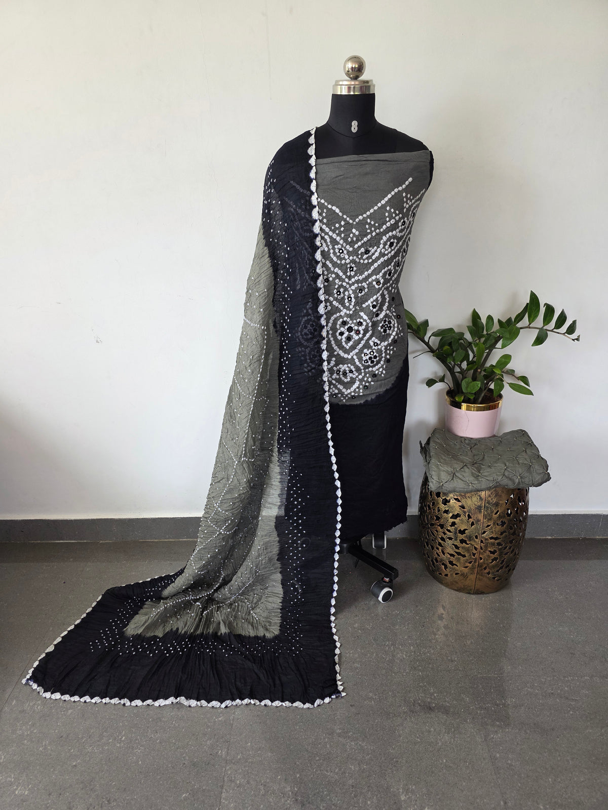 Handcrafted mirror bandhani cotton set -BN228
