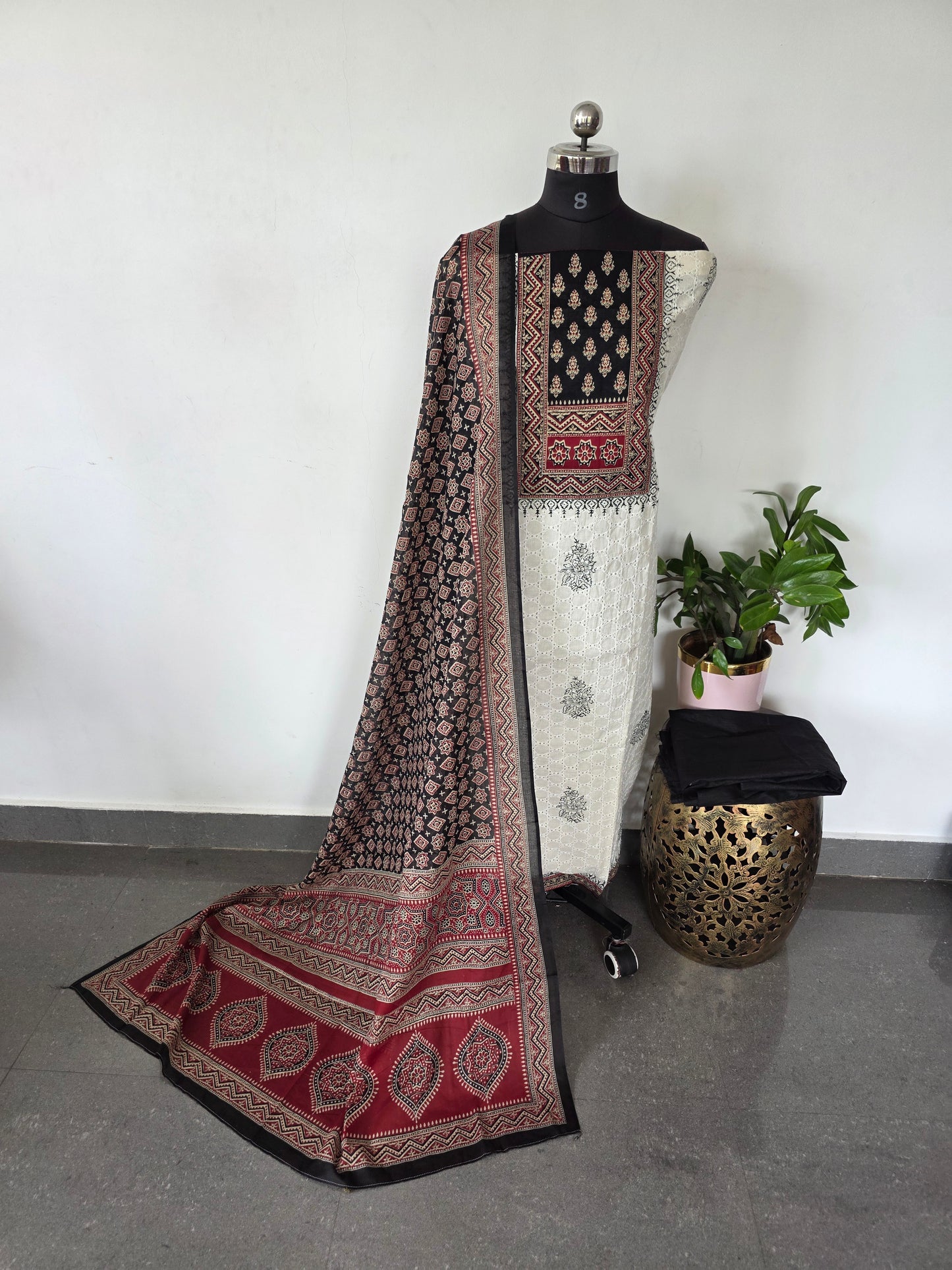 Hakoba cotton set with ajrakh yoke - BA309