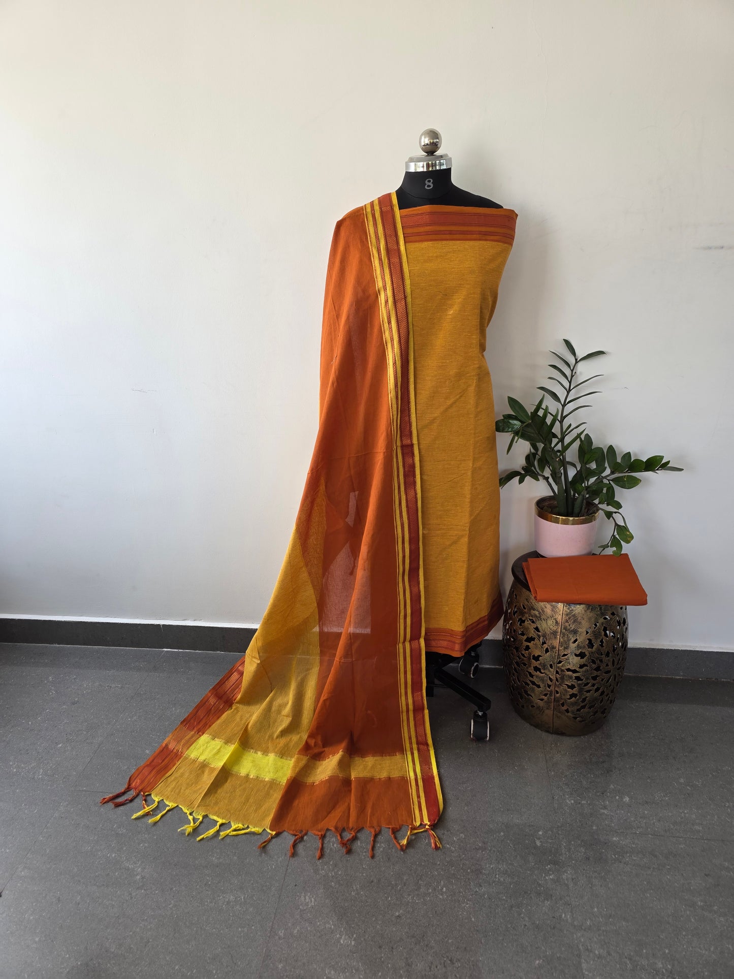 Handloom cotton with zari border set - UN13